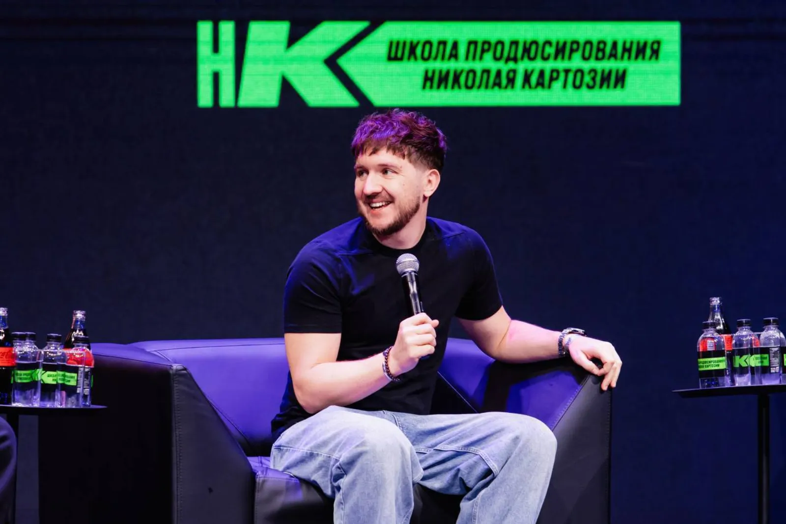 Спикер на сцене школы продюсирования